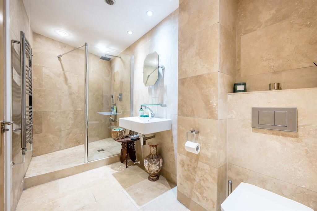 2 bedroom apartment for sale in Delahays Drive, Hale, WA15